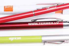 Pildspalvas ar logo